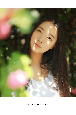 摸进她内裤里疯狂揉她的桃子视频